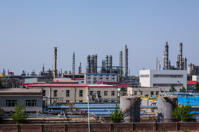 石油化工產(chǎn)業(yè)中的核心基石 化工廠(chǎng)與化工設(shè)備